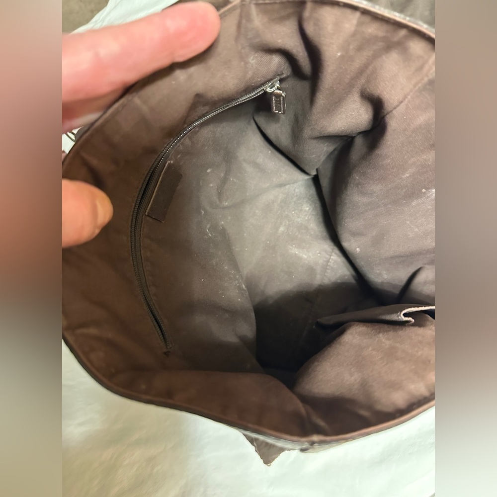 Authentic Vintage Gucci tote photos accurate - Picture 16 of 16